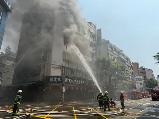 強震後北市長安東路「熱炒街」大樓起火 黑煙密布竄天畫面曝光