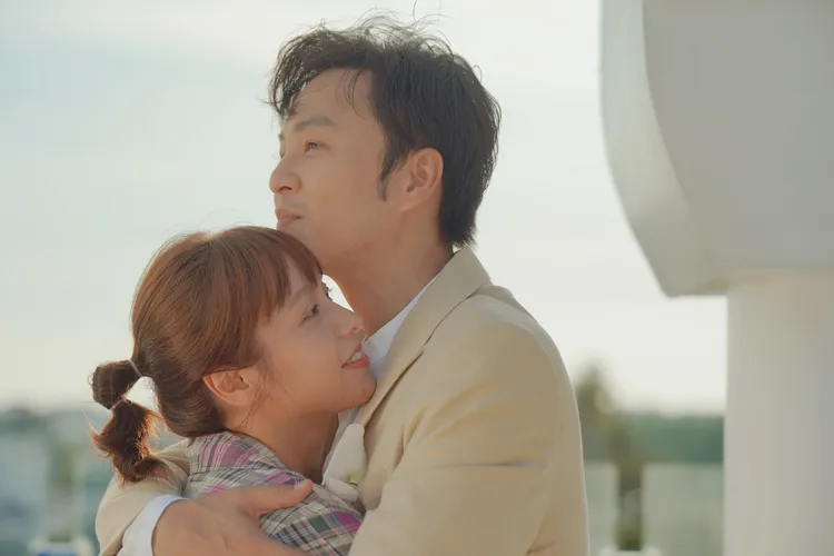 黃姵嘉（左）、張書偉婚禮出現「不速之客」，二婚困難重重。公視提供