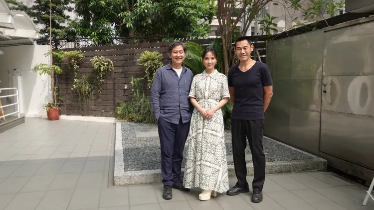 夏靖庭（右起）、張寗和《唱歌給你聽》導演陳文彬。客台提供