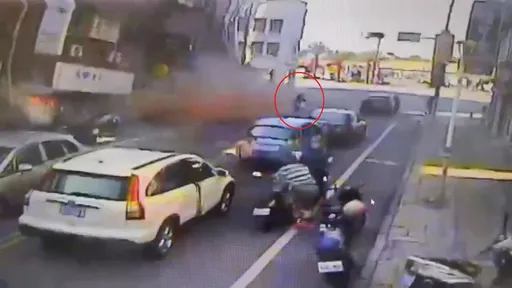 「天王星大樓」20秒崩塌瞬間影片!路人1秒險死 眾人棄車逃命如災難電影