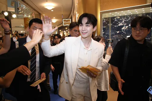 李俊昊「下班路」超寵粉　自拍、擊掌、合比愛心來者不拒