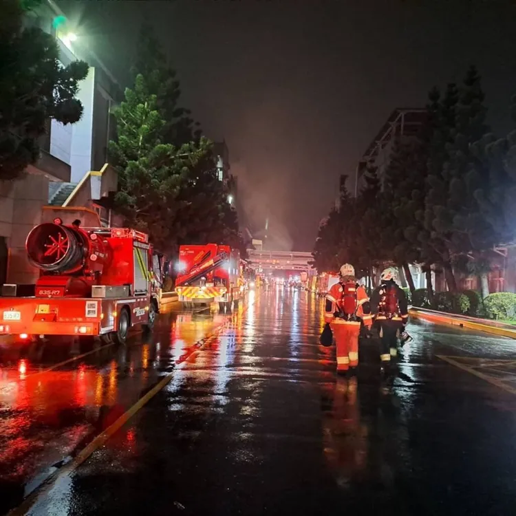 新北市泰山區南亞塑膠廠7日凌晨發生火警，警消出動人車前往灌救。新北市政府提供