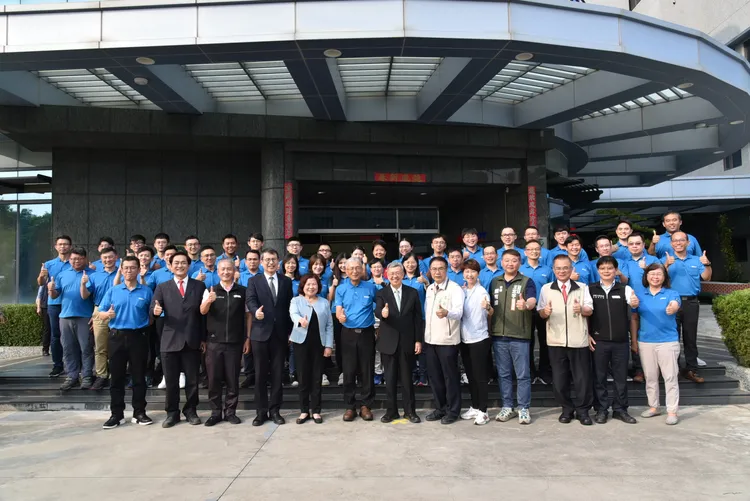 行政院長陳建仁與南市長黃偉哲、勞動部長許銘春一同參訪璨揚企業。王志弘攝