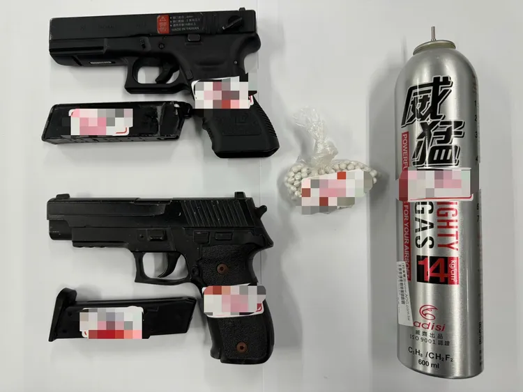 警方起獲2支空氣槍，1枝為彈簧槍、1枝為瓦斯槍。翻攝畫面