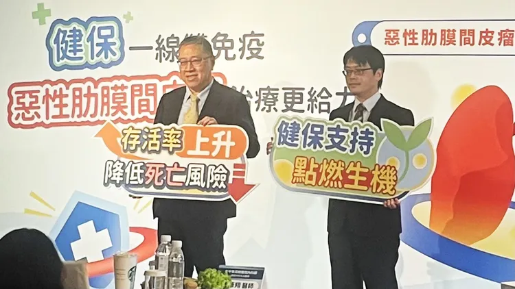 陳育民（左）、黃彥翔指出，雙免疫治療首次列入健保給付可為患者減輕負擔。記者林則澄攝