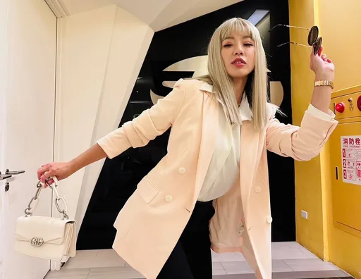 《天道》女星化身台版莎莉赛隆 脖子种满草莓亮哲腿软笑场