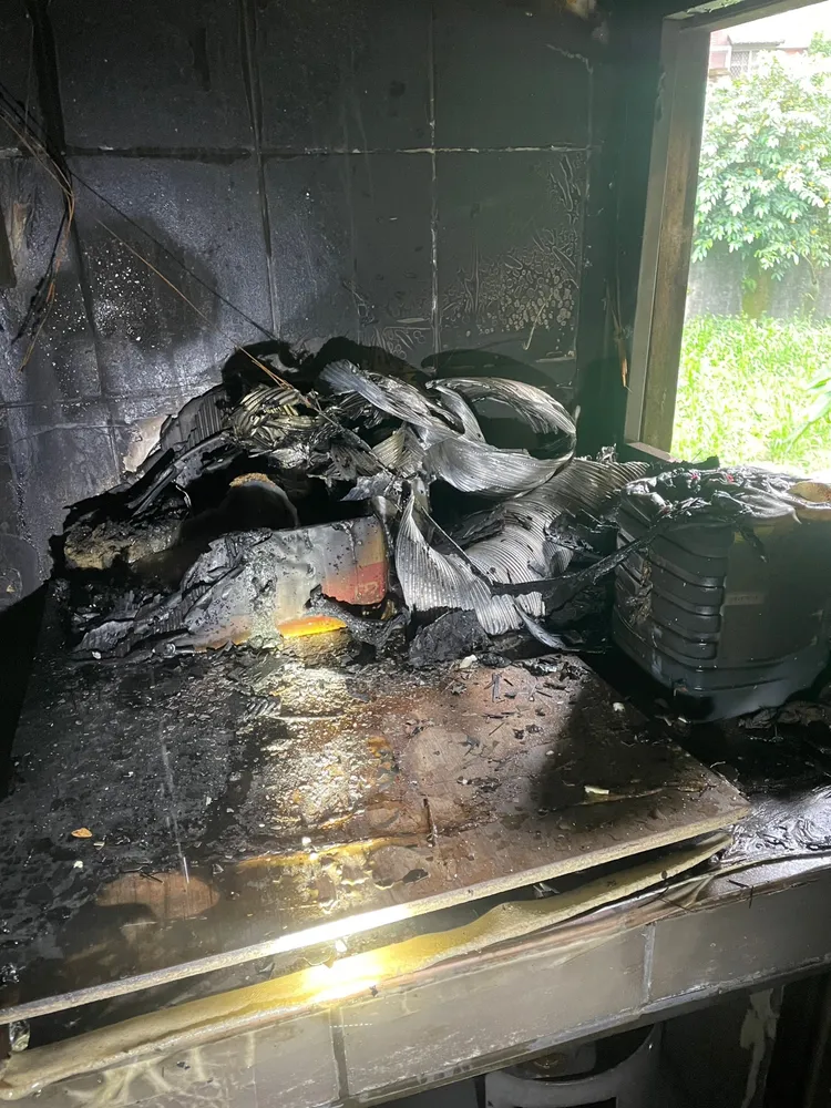 廚房起火燒毀。翻攝畫面