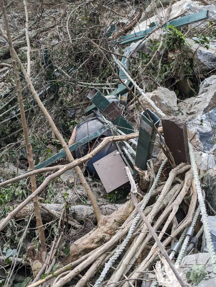 連姓男子慘遭土石活埋，被救出時已明顯死亡。警消提供