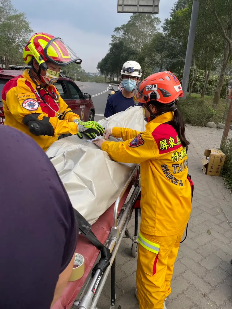 遺體已移至救護車上。警消提供