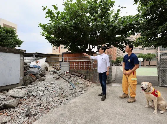 陳其邁市長到高雄市政府消防局搜救犬馴養中心表達關心與感謝。市府提供
