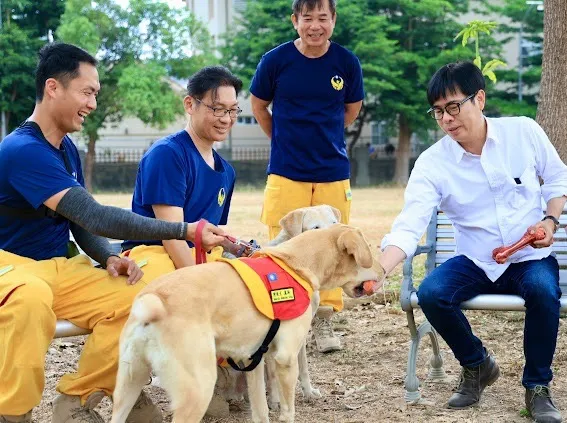 陳其邁市長到高雄市政府消防局搜救犬馴養中心表達關心與感謝。市府提供
