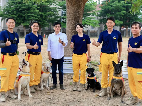 陳其邁市長到高雄市政府消防局搜救犬馴養中心表達關心與感謝。市府提供