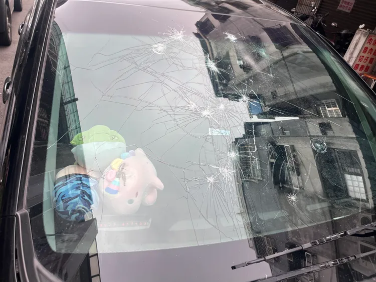 劉男愛車擋風玻璃碎裂。翻攝畫面