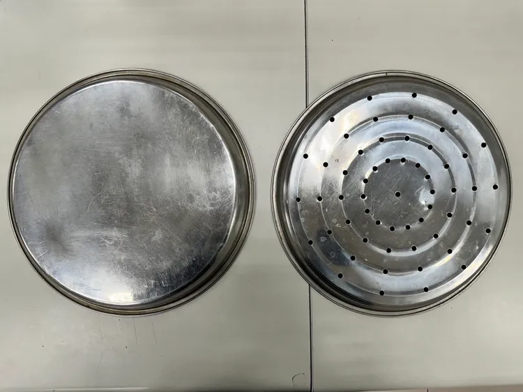 不滿愛車遭砸，劉男夥同2友持鐵製茶盤、折疊刀上門報復。翻攝畫面