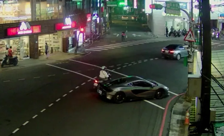 麥拉倫在路中拋錨。翻攝畫面