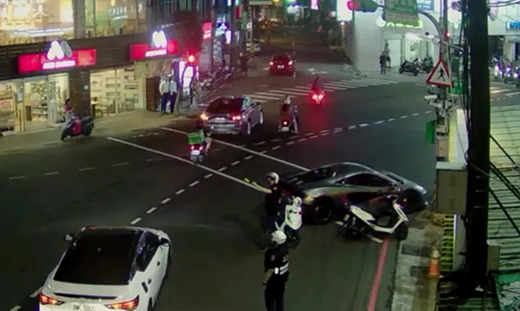 警方到場疏導交通。翻攝畫面