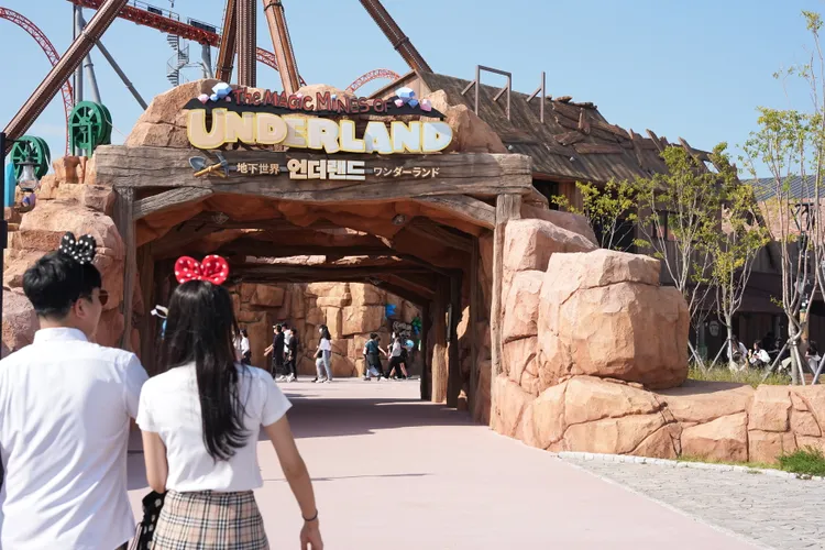 租借學生制服玩樂原是韓國旅客相當喜愛的項目之一。StellAH.攝