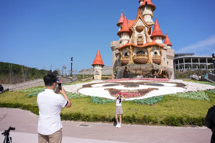 韓國非常流行穿學生制服遊樂園，喜愛角色扮演的旅客可在園區內租借韓式學生服拍照。StellAH.攝