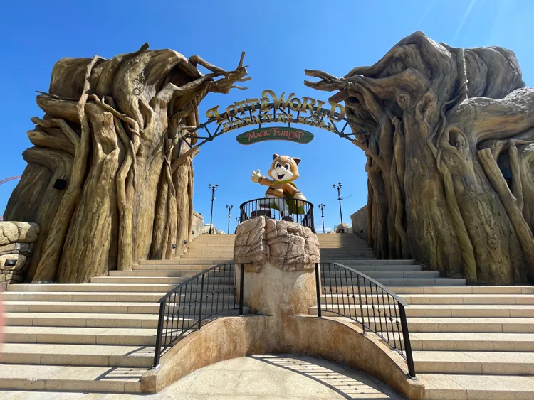 「釜山樂天冒險樂園」內有超過20種遊樂設施、近30間餐飲店。StellAH.攝