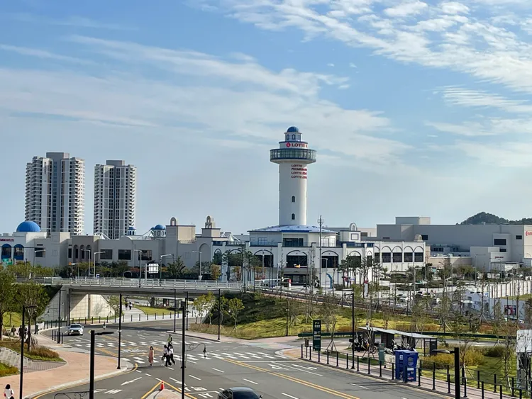 釜山樂天冒險世界交通便利，旅客乘坐「釜山東海線」至「奧西利亞站（오시리아역）」即可抵達。StellAH.攝