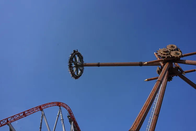 有如鐘擺般大幅度擺盪的「Giant Swing」。StellAH.攝