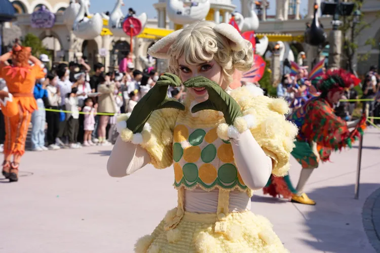 除了遊樂設施，樂園還規劃有精彩的遊行活動。StellAH.攝