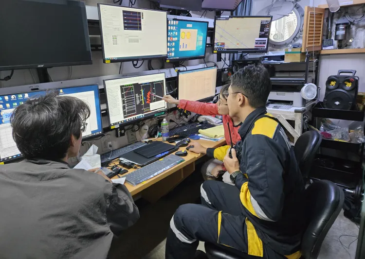 研究團隊在電儀室內觀看及時水文資料。中山大學提供