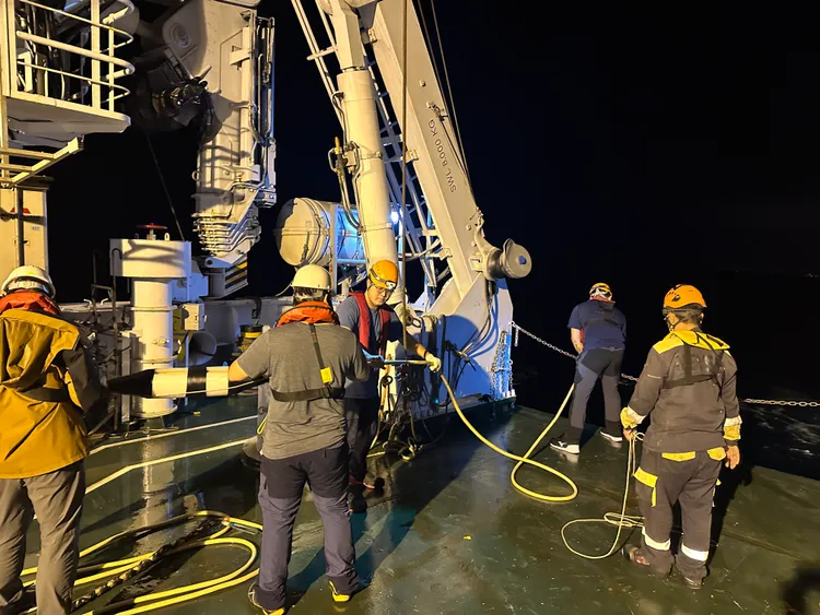 研究團隊進行夜間電火花震源及訊號接收纜線佈放。中研院研究助理陳勁燁提供