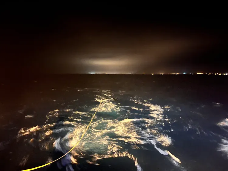 研究團隊進行電火花施放。中央大學博士候選人林廉凱提供