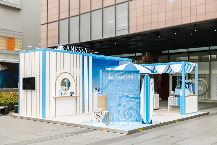 安耐曬閃耀美快閃店即日起至4月14日於台中新光三越水舞廣場登場。品牌提供