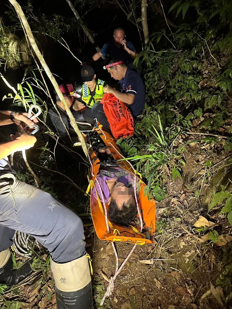 在南投鹿谷鳳凰山溪谷受困10天的莊男，平安獲救。南投縣消防局提供