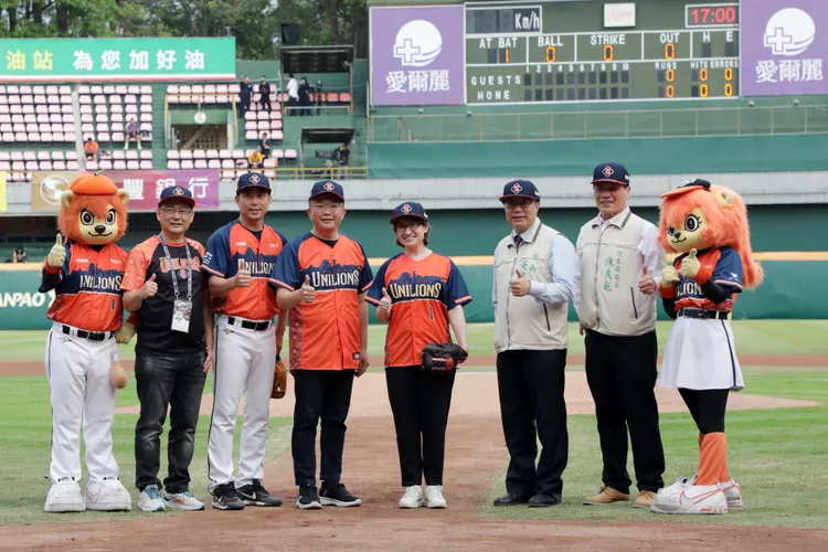 準副總統蕭美琴、南市長黃偉哲一同現身台南球場。南市府提供