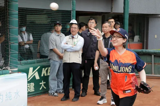 統一獅VS台鋼雄鷹!蕭美琴台南開球引爆全場歡呼 揭「臺南400」主題週