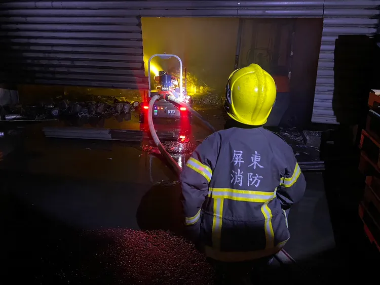 現場出動消防機器人支援灌救。消防局提供