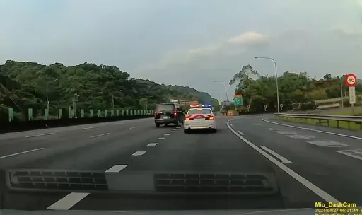 是誰給的勇氣?他無視後方紅斑馬 違規鬼切影片亮點是這笑聲