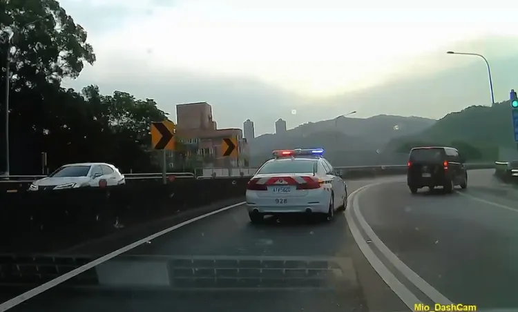 警方當場將違規車輛攔下。翻攝畫面