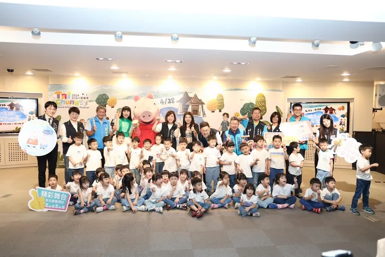 台中市政府邀請小朋友4月27、28日到台中公園，與佩佩豬一起吃喝唱跳。市府提供