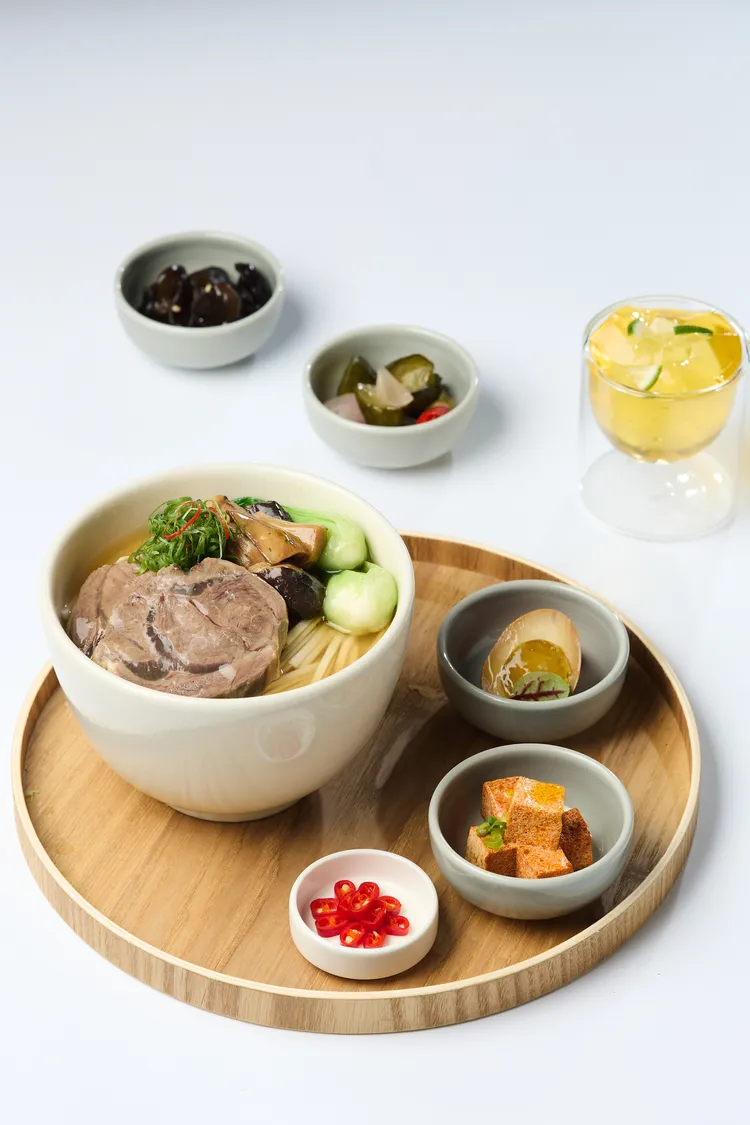 雙層巴士本季提供最頂規的晶華酒店牛肉麵。北市觀傳局提供