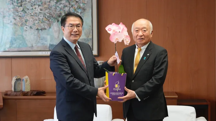 黃偉哲致贈山口縣徽噴印蘭花給議長柳居俊學。市府提供