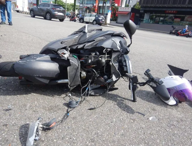 楊男機車被撞爛。民眾提供