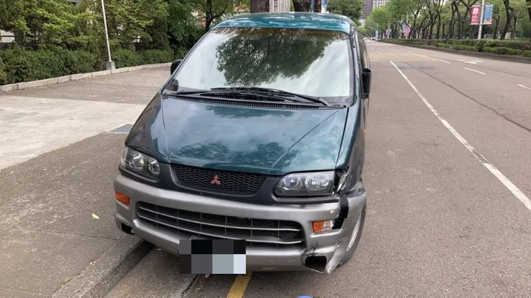 肇事廂型車。民眾提供