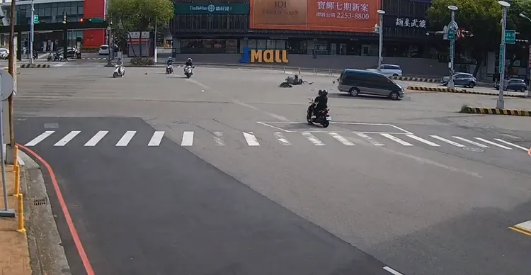 楊姓男大生被撞飛倒地。民眾提供