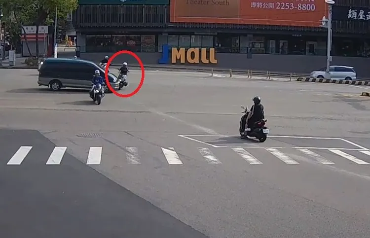 楊姓男大生被闖紅燈的廂型車撞飛。民眾提供