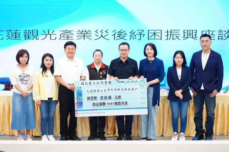 游淑慧曝光徐巧芯(右二)在花蓮參與災後座談的憔悴身影。翻攝游淑慧臉書