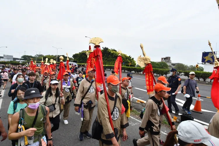 大甲媽祖經由大度橋抵達彰化。縣府提供
