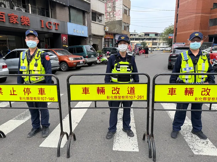 彰化縣警局在民生地下道附近部署600名警力及910面的改道牌，嚴防搶轎。民眾提供