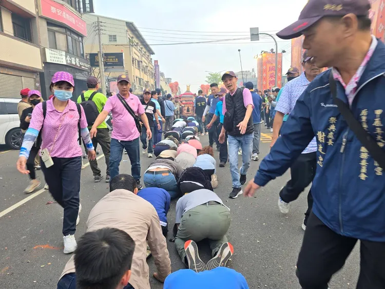 今年遶境沿途到處都是排隊鑽轎底的民眾，導致行程比表定時間延誤5個多小時才到彰化。民眾提供
