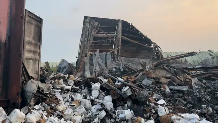 大家源家電工廠付之一炬。翻攝畫面