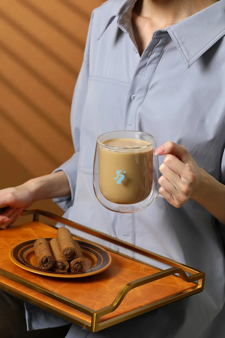 海邊走走限量馬克杯，點綴春日午茶時刻。業者提供