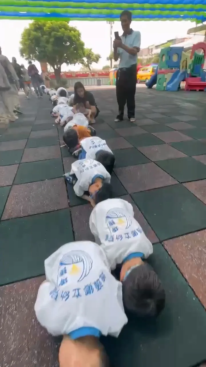 小朋友排得超整齊，準備鑽轎底。大甲媽祖教師研習營提供